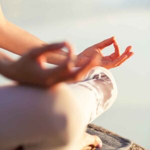 En meditativ position der illustrerer forbindelsen mellem hvad er tantra og praksis af meditation.