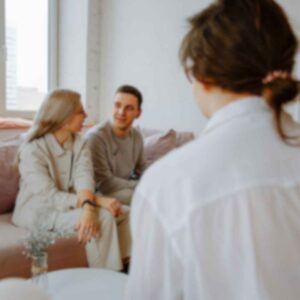 Et par deltager i en samtaleterapi-session med en professionel sexolog i København for at styrke deres forhold og kommunikation.