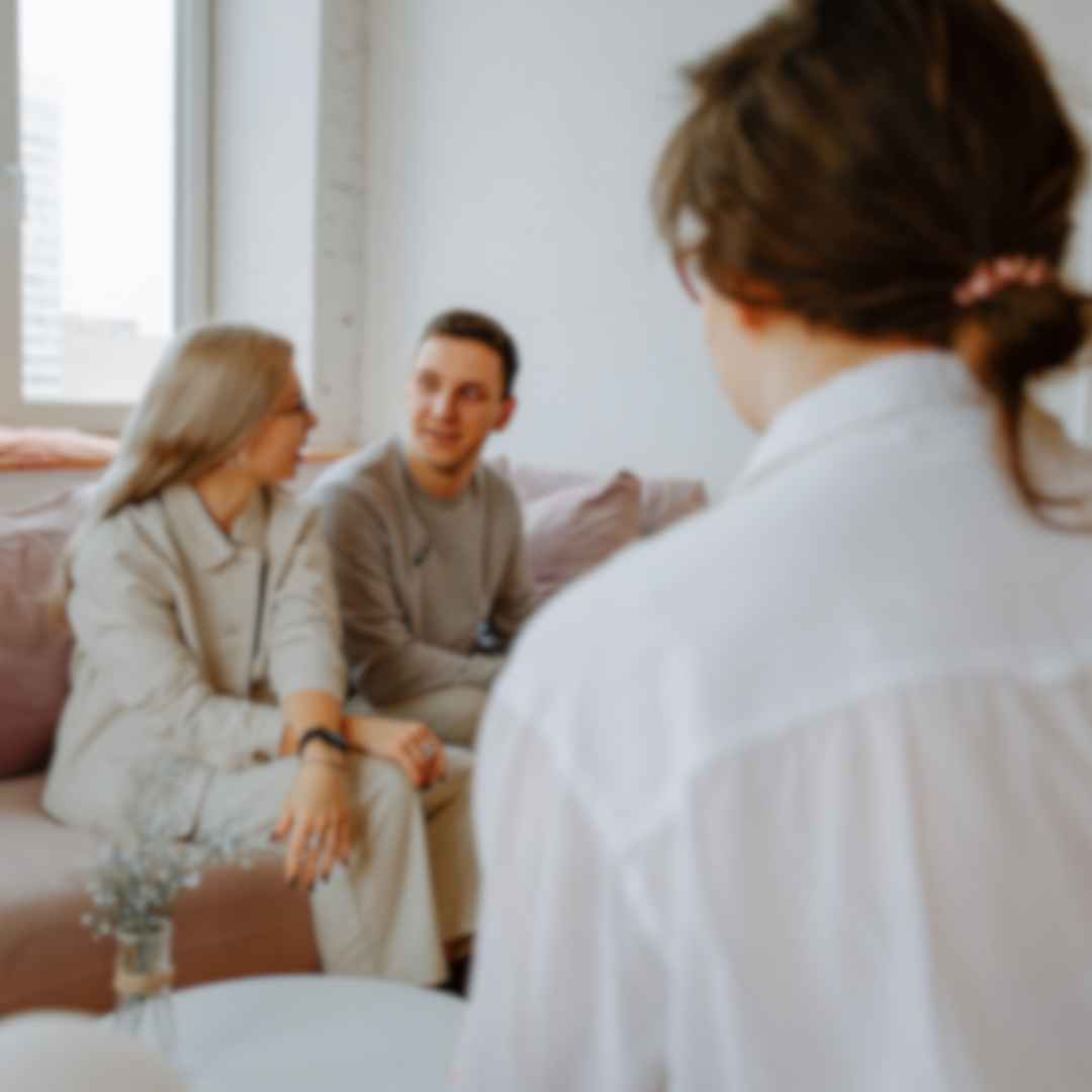 Et par deltager i en samtaleterapi-session med en professionel sexolog i København for at styrke deres forhold og kommunikation.